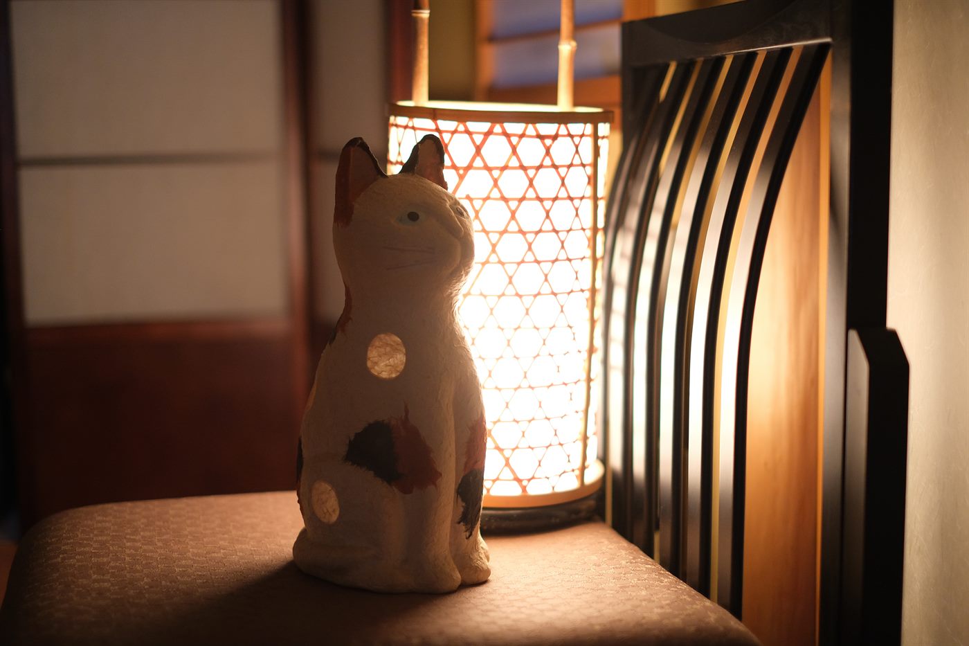 行灯のあかりに照らされる招き猫
