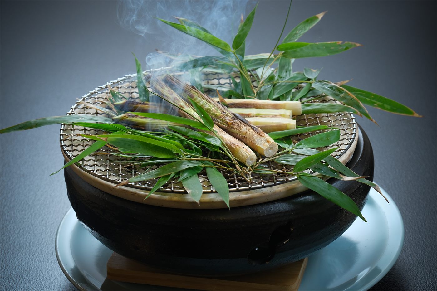 笹を敷いて蒸し焼きにした月山筍