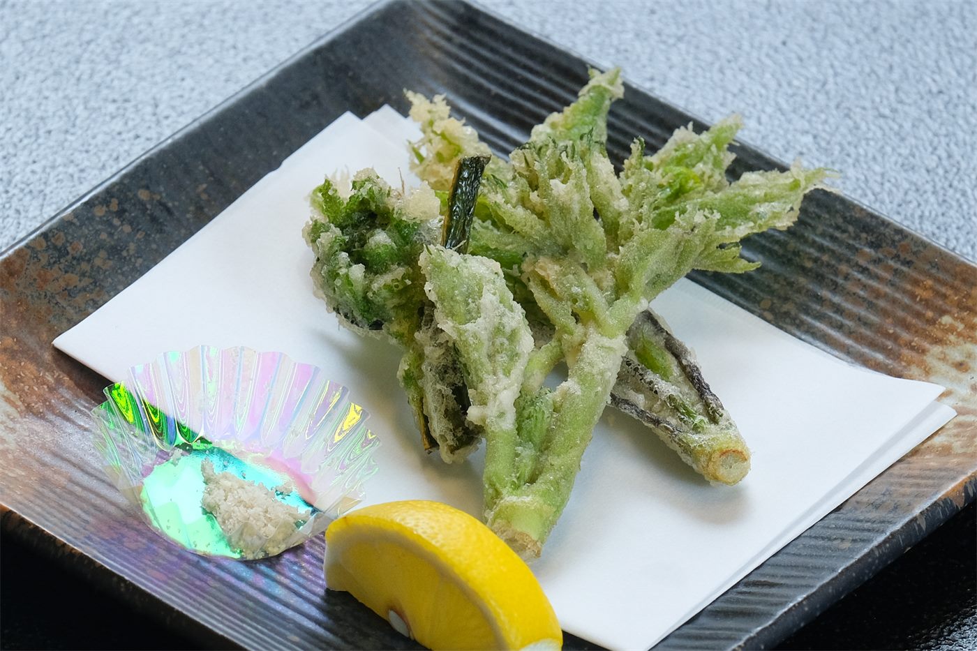 山菜の天ぷら、抹茶塩を添えて