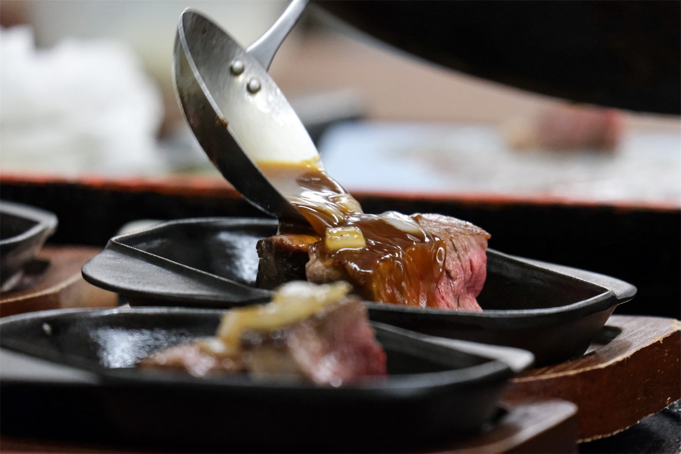 山形牛のステーキに温かなソースを添えて